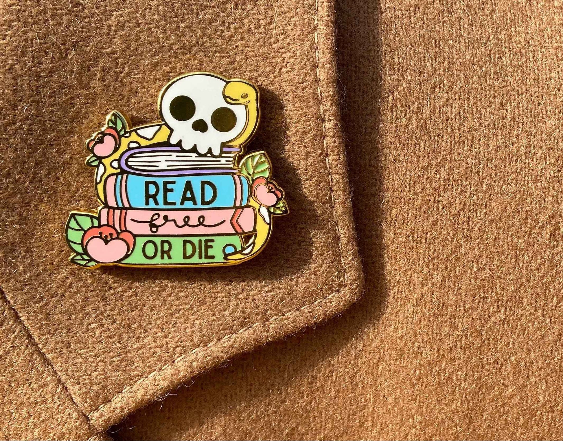 Read Free or Die | Enamel Pin | Librarian | Pride |